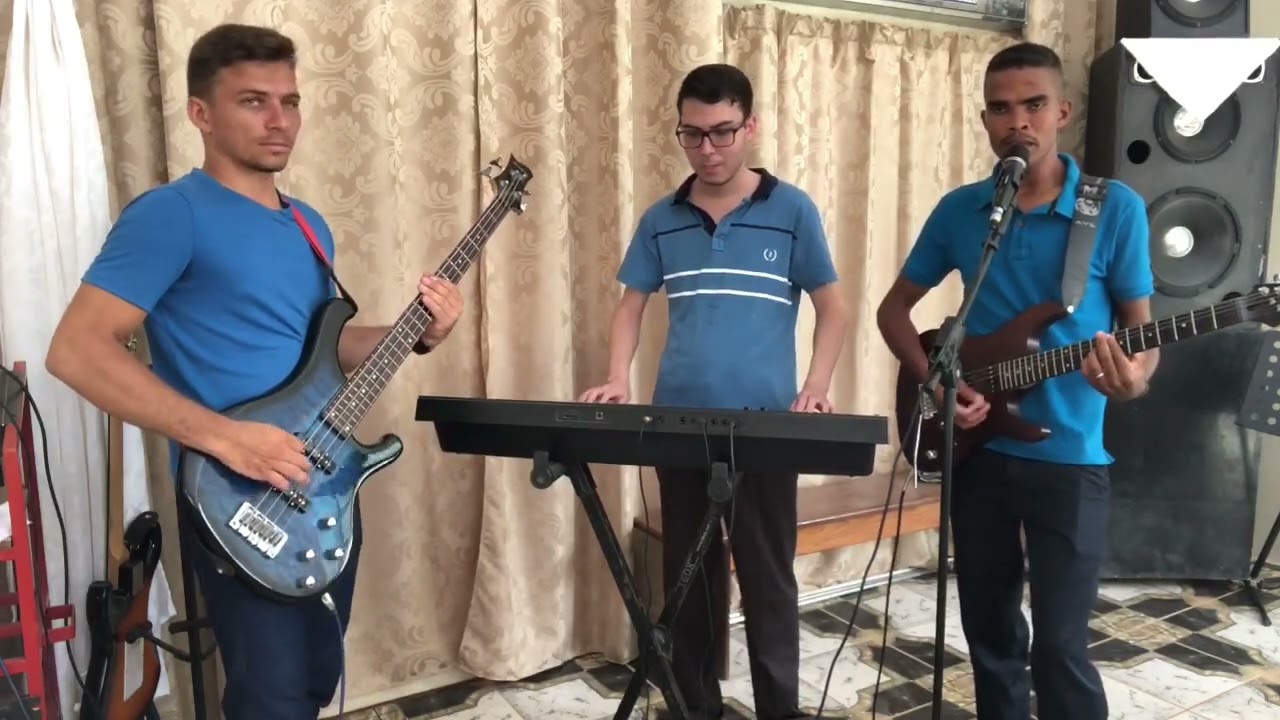 levanta a m&atilde;o e d&aacute; um gl&oacute;ria vers&atilde;o Marcos Bass e Jhonata violonista e J&uacute;lio dos teclados.