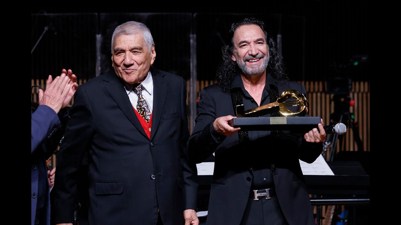 Marco Antonio Solís es distinguido con la presea Gran Maestro, máximo galardón otorgado por la SACM