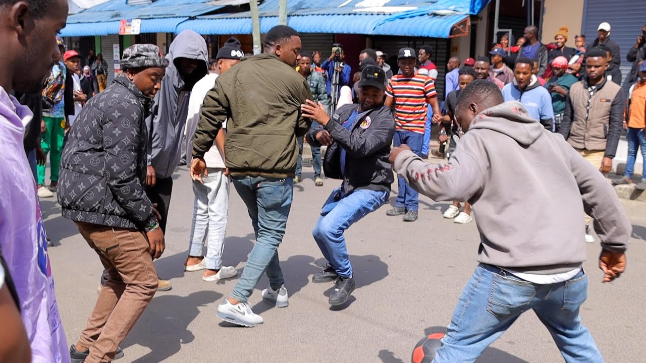 VIJANA WA ARUSHA WAFUNGA MTAA BAADA YA MGOMO, WAAMUA KUCHEZA MPIRA 