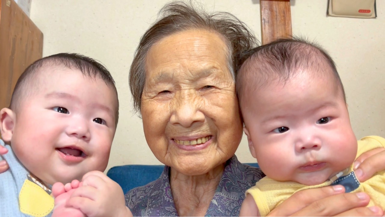 Японская семейная жизнь: 93-летняя бабушка Киноэ проводит тёплое время с праправнуками-близнецами