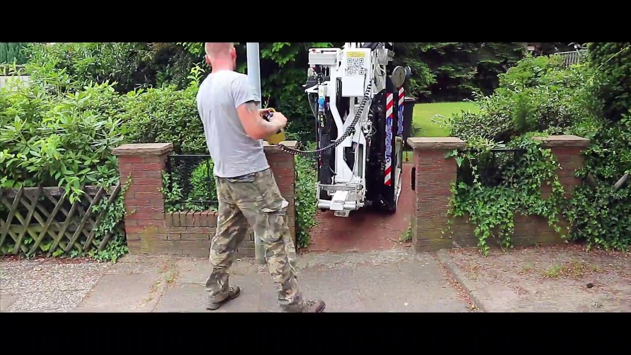 Praktische Hebebühne für Baum & Heckenschnitt (Raupenbühne)