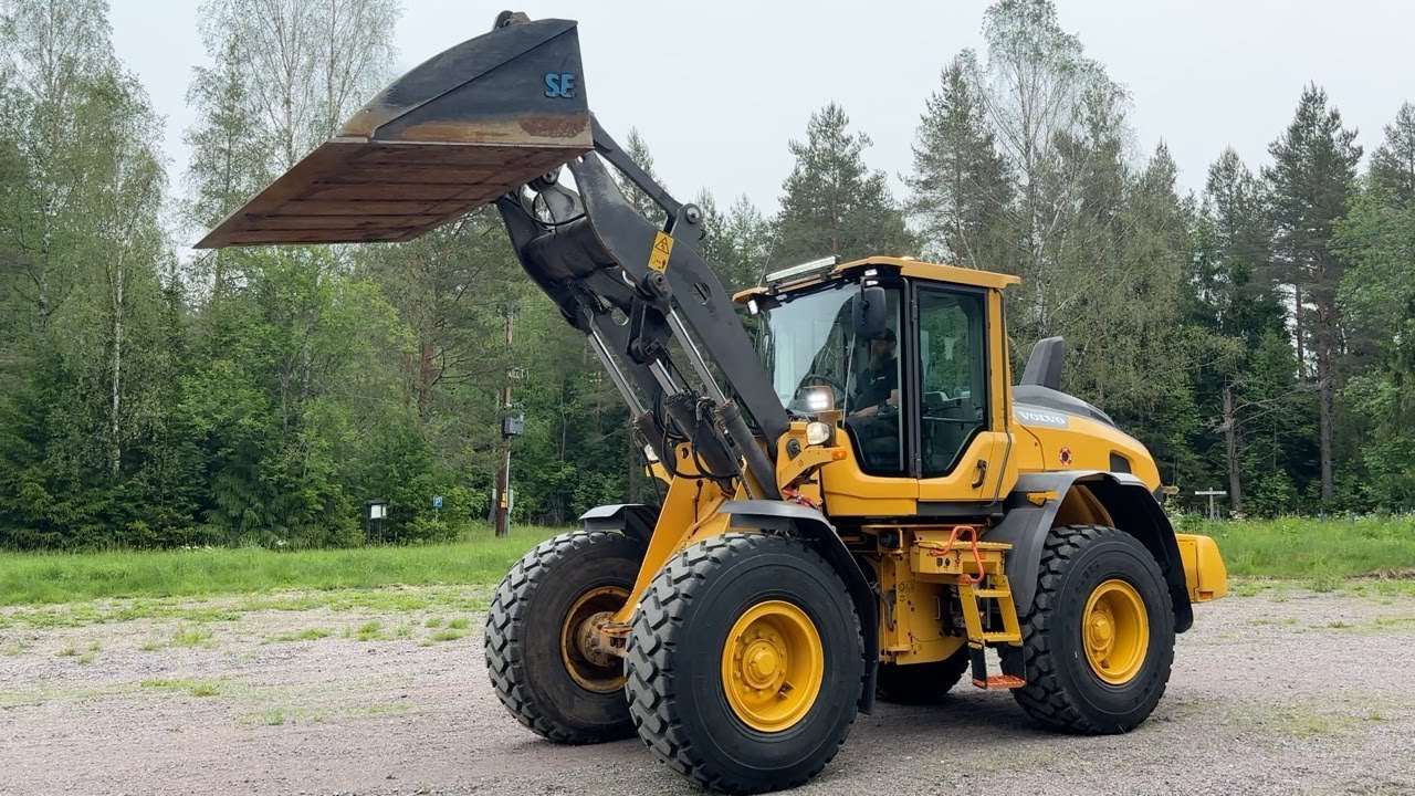 Köp Hjullastare Volvo L60 H med vikblad, sandspridare, skopa samt gafflar på Klaravik