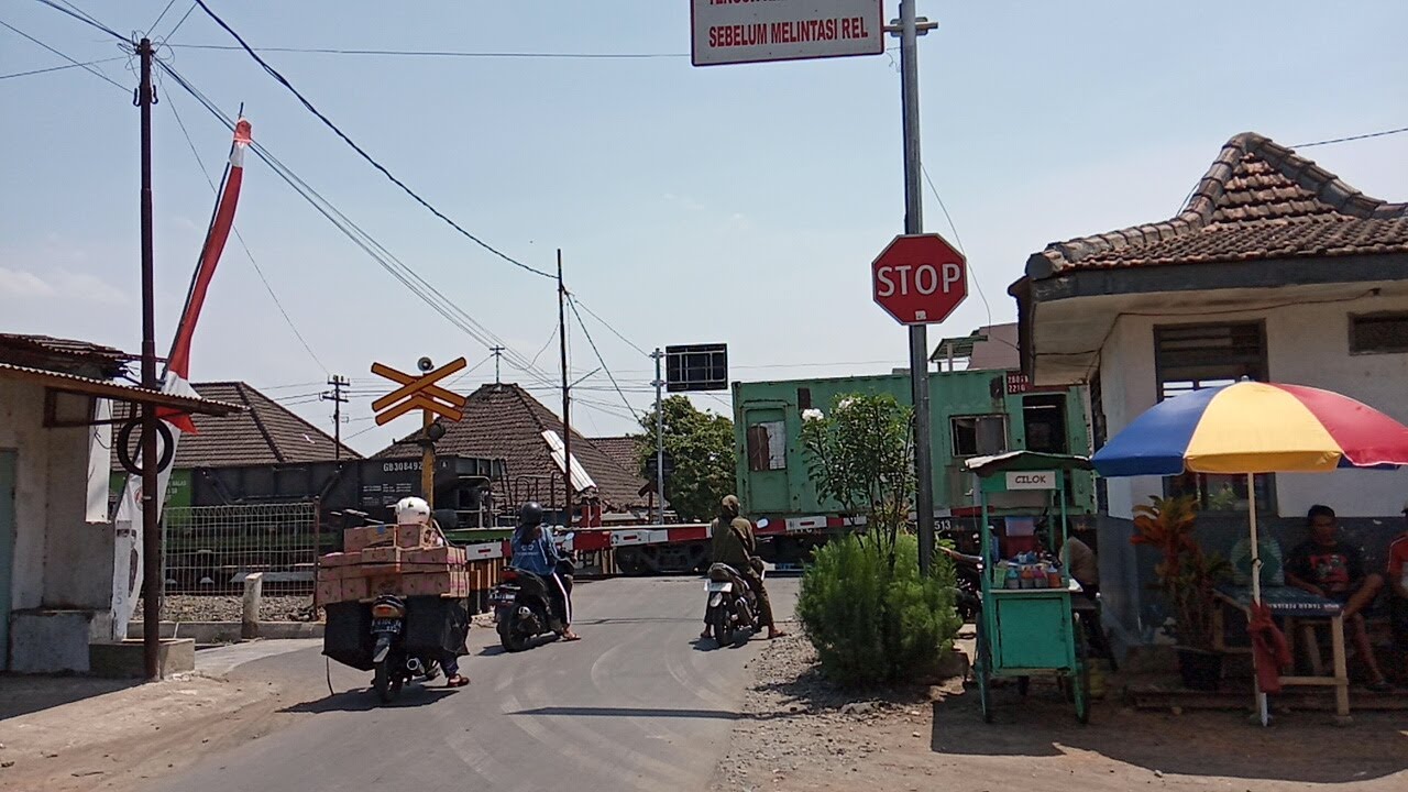 Perlintasan Sepur Stasiun Pakisaji Spesial KLB Batu Balas