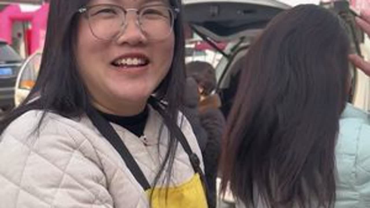 今天俺这边街上峰会人来了好多，从开始都没有怎么停，幸好嫂子也来帮忙了，不然我一个人真的忙不过来啊，过年了咱家染发膏一定要染起来，植物健康染，操作简单，上色均匀，不辣眼睛不刺鼻只染头发不粘头皮，3...
