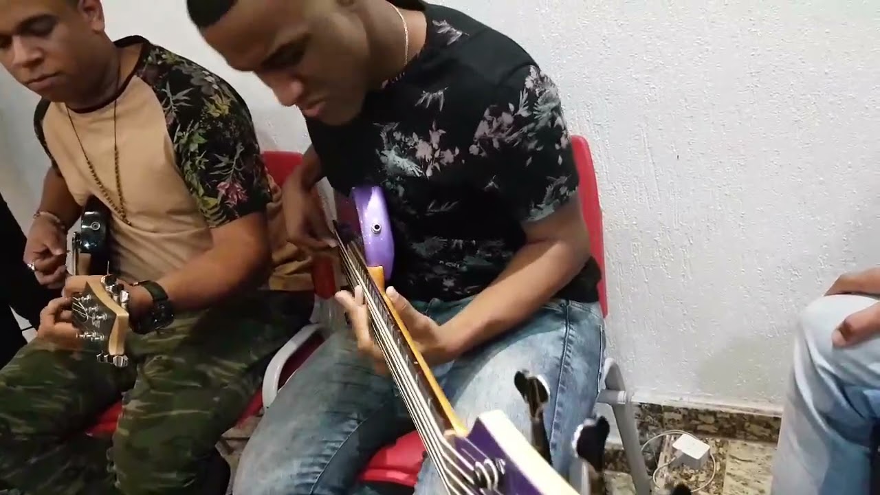 Solo emocionante Zaza baixista