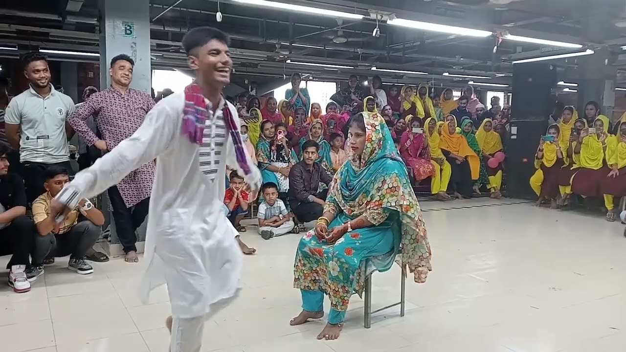যদি বউ সাজো গো গানে গারমেন্টস কর্মির নাচ খুব সুন্দর।