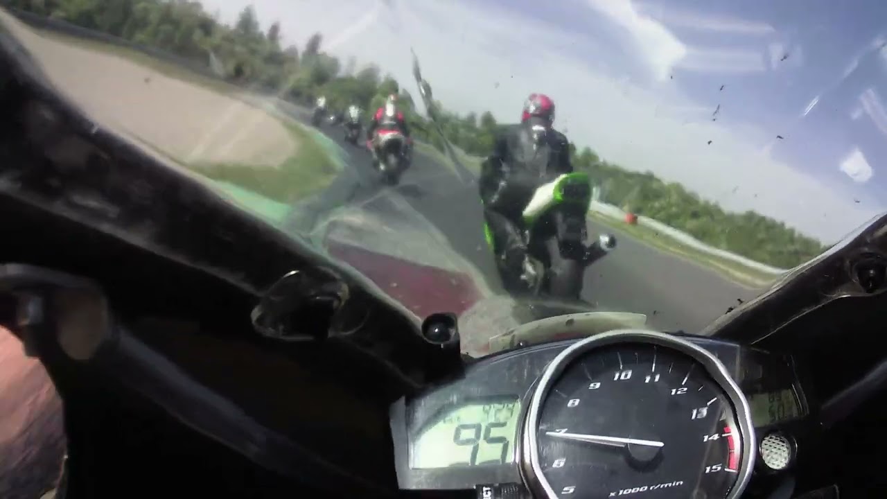Motorrad Rennstreckentraining auf dem Autodrom Most mit M&sup3;. Mit Vordermannsturz bei 6 Min