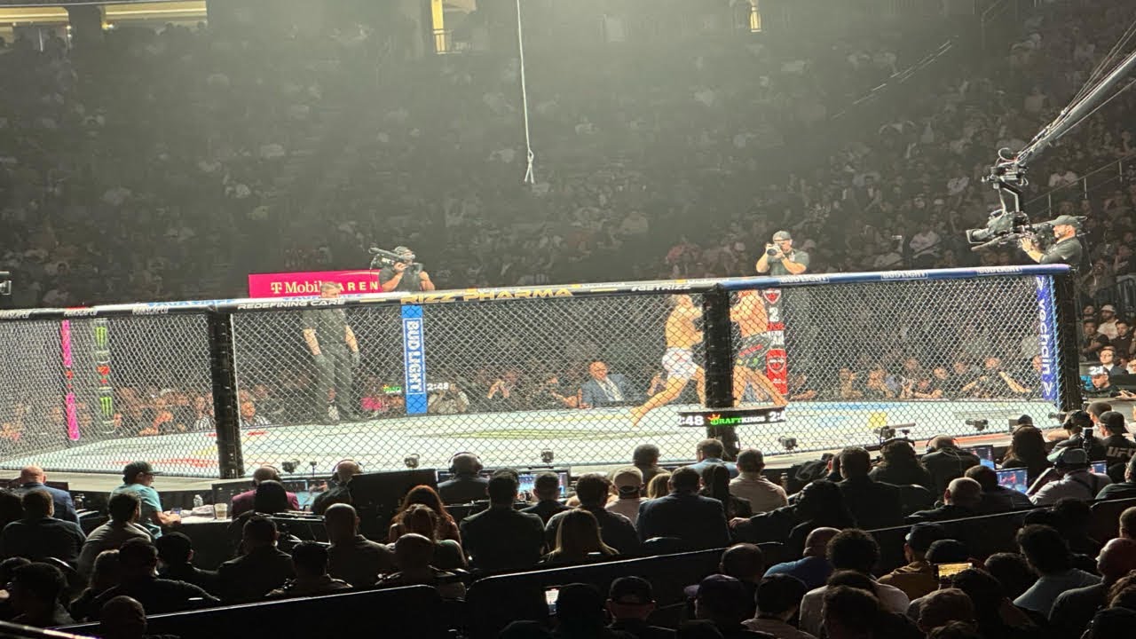 MAX HOLLOWAY KNOCKS OUT JUSTIN GAETHJE AT UFC 300 - LIVE CROWD REACTION