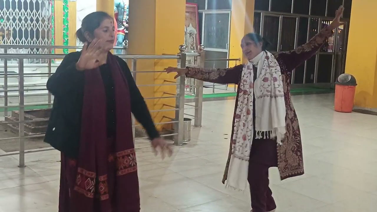 किने रंगेया दुपटा मैया तेरा ओ लाल रंग किने रंगेया 🌹