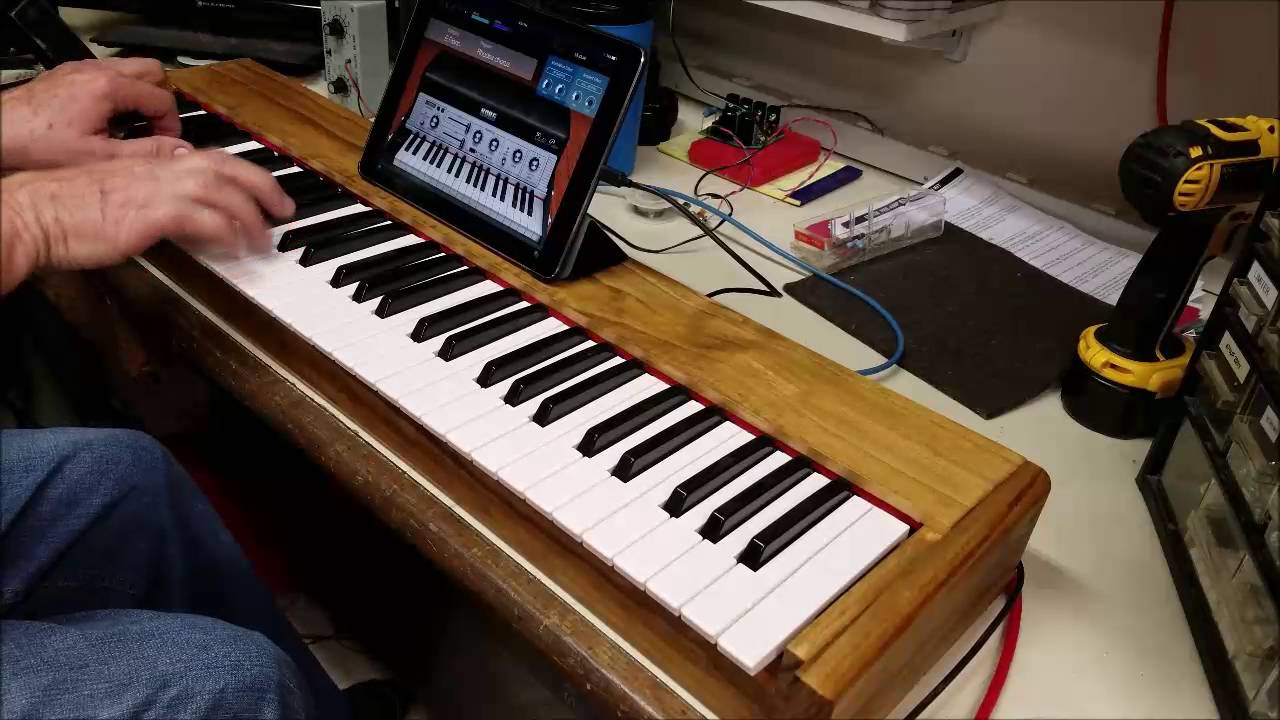 DIY MIDI Keyboard Demo.