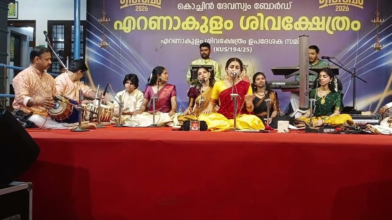 Sooryagayathri  sings molodious murugan song