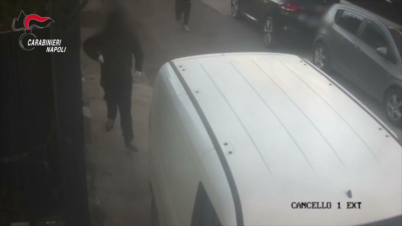 Napoli, finti postini rapinano un anziano professionista a casa propria: 4 arresti