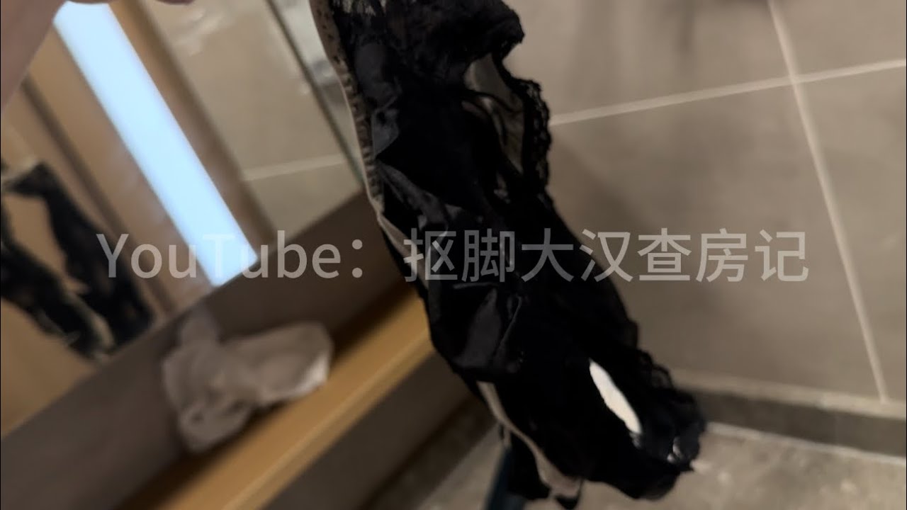 入住期间来打扫卫生无意看到女房客的大长腿