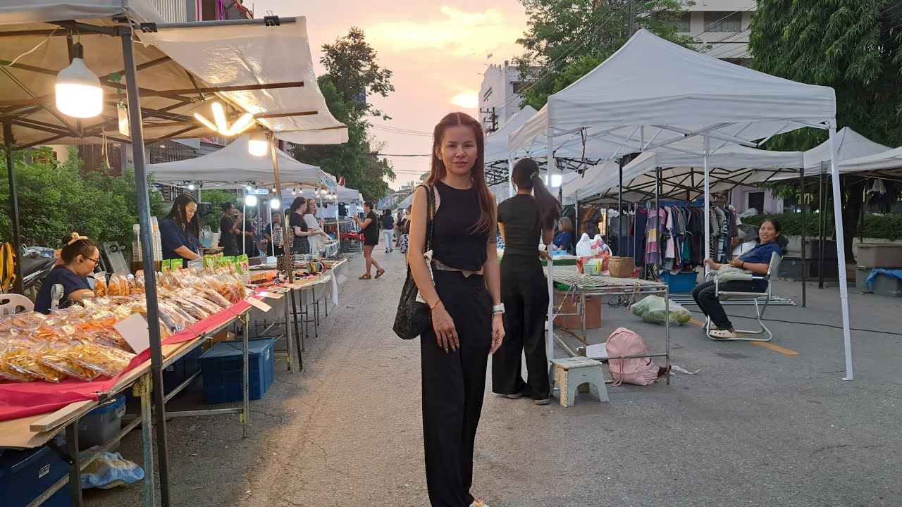 ถนนคนเดินเชียงรายกับน้องแพรวคนสวย