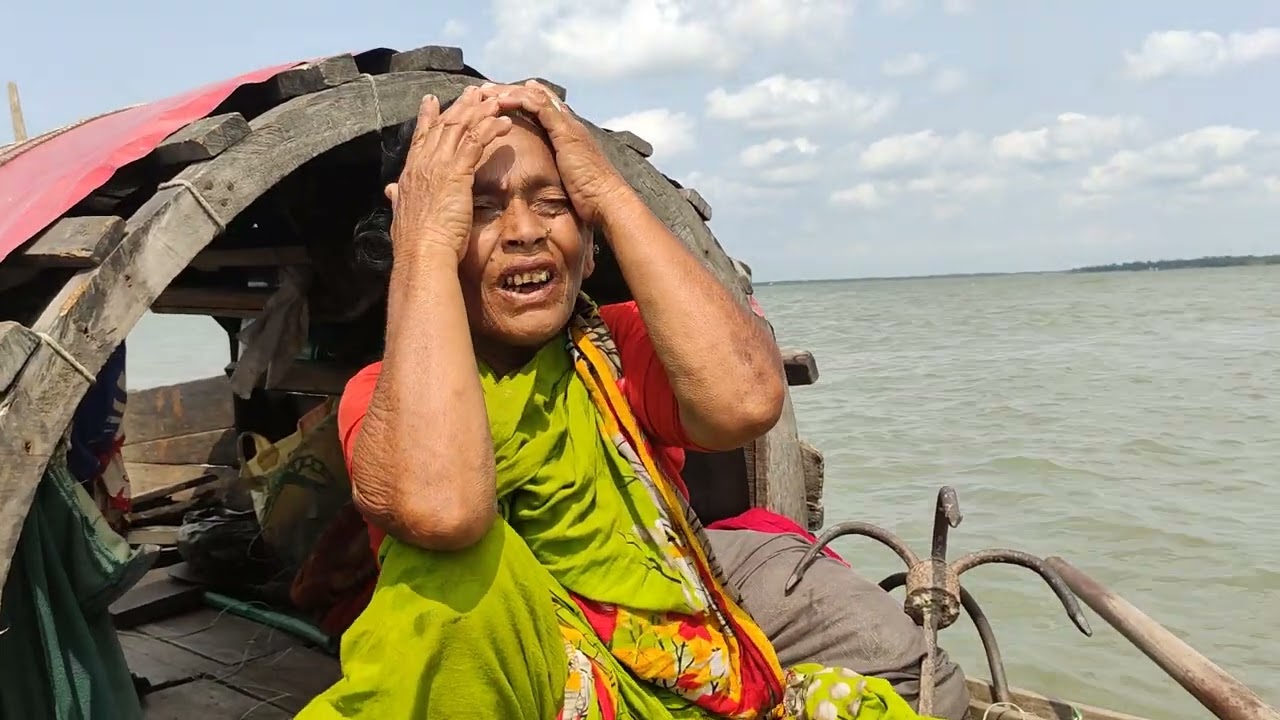 ভাসমান বেদেদের বেঁচে থাকার স্বপ্ন দেখাও যেন ওদের ভাগ্য জুটছে না। কিন্তু তারা অল্পতেই খুশি হন।