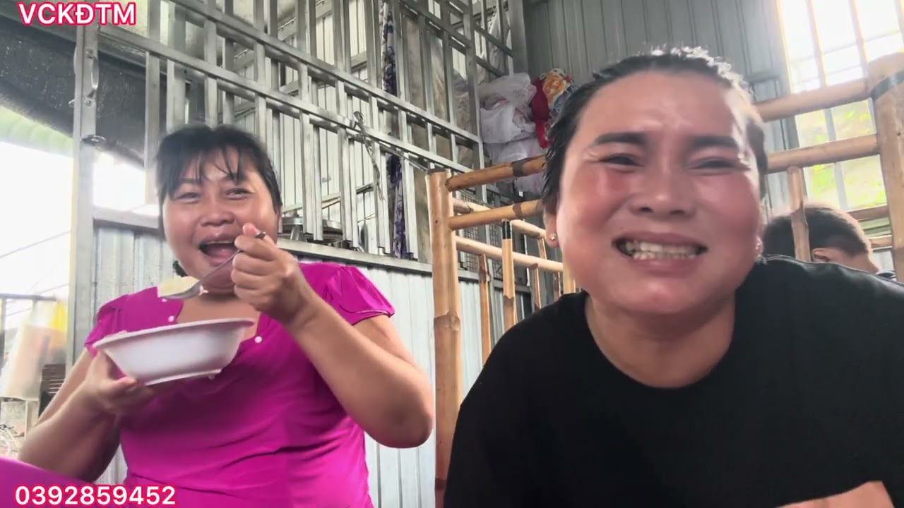 Hôm nay em Loan đãi chị Ba ăn cơm gà