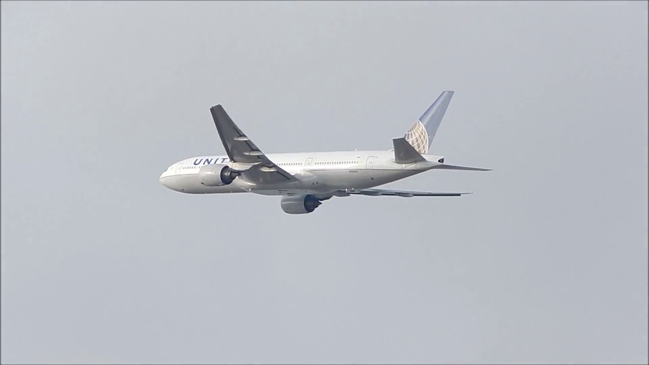United Airlines Boeing 777-222ER [N206UA] Take Off from Chicago O'Hare Airport 1-14-17
