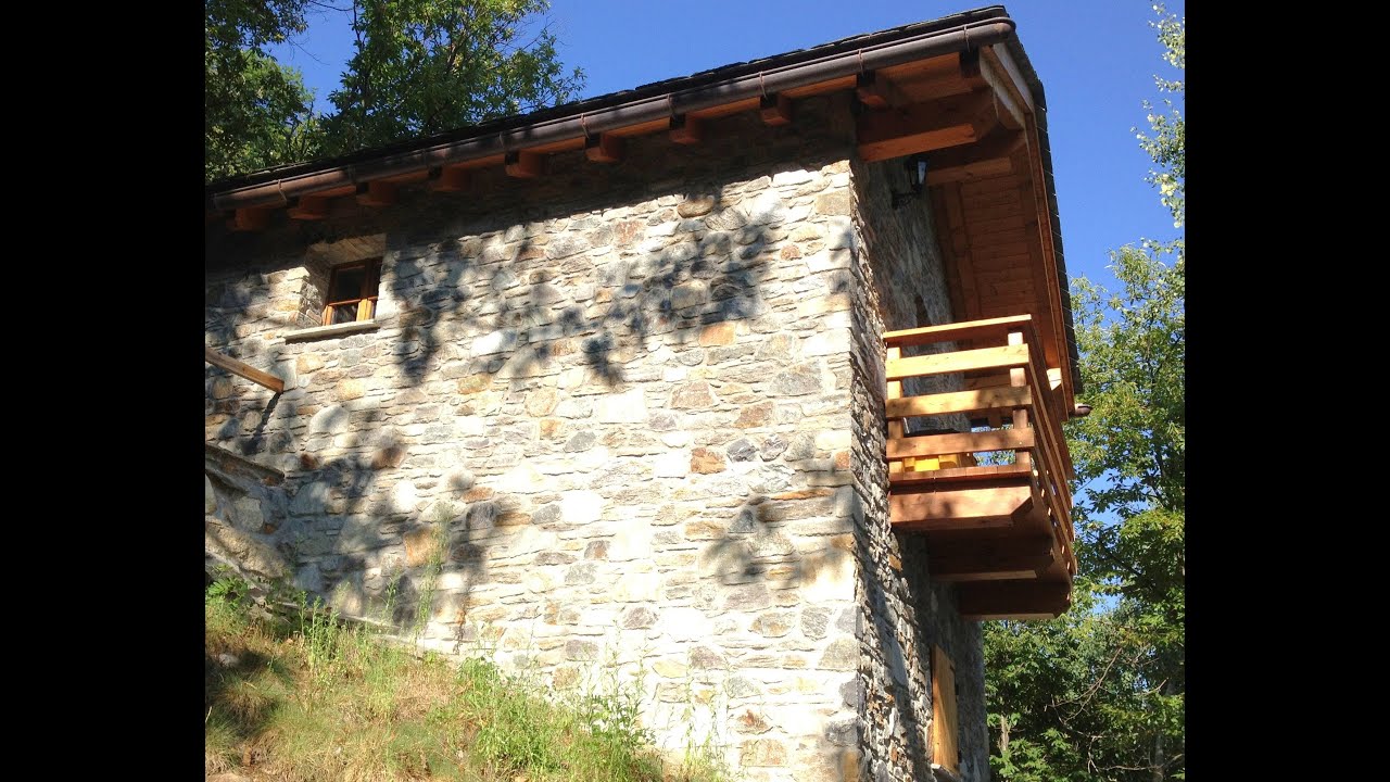 Casa con legna, argilla e paglia con sistema prefabbricata.
