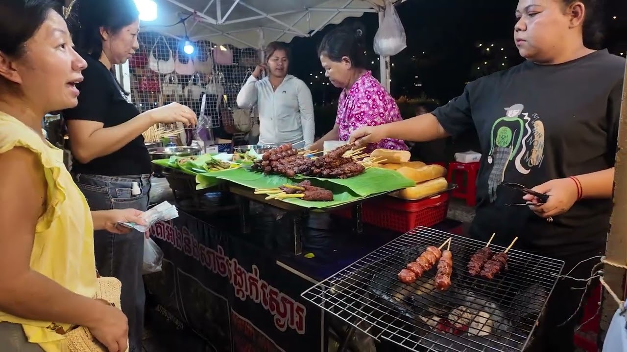 Best Cambodian Street Food Walking Tour 2026 🇰🇭 | Sunday Night Phnom Penh Riverside Market 4K #139