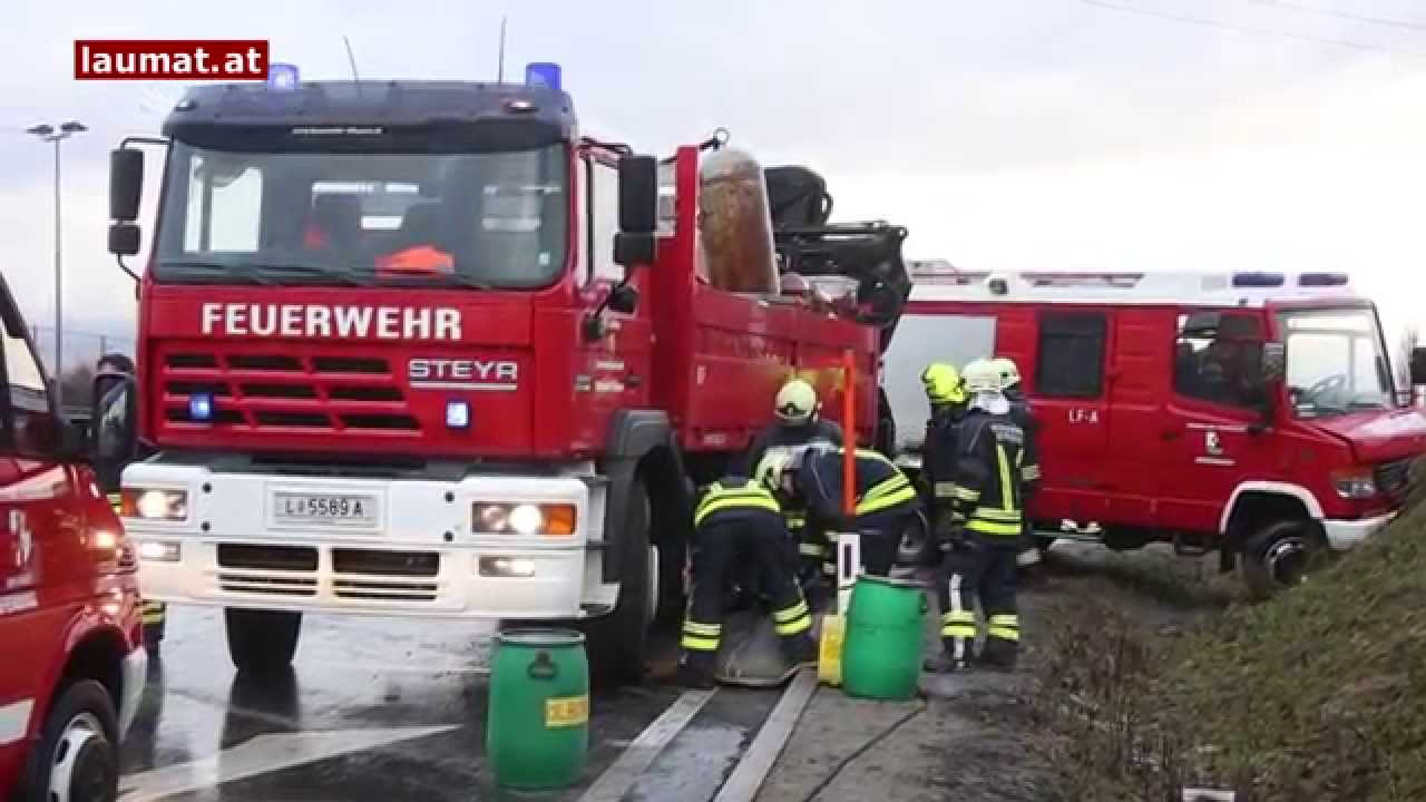 Kraneinsatz nach Verkehrsunfall zwischen PKW und Feuerwehrfahrzeug in Eferding
