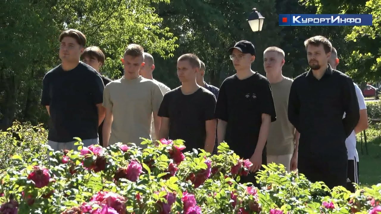 Жителей Сестрорецка и Зеленогорска сегодня торжественно проводили на срочную воинскую службу