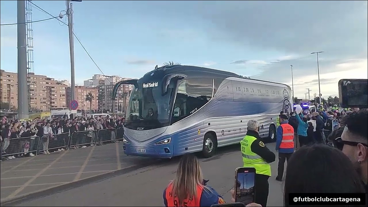 Llegada del bus del Real Madrid al Cartagonova
