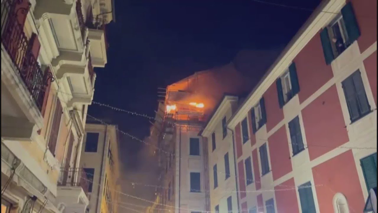 Incendio al tetto di un palazzo di Via Martiri della Liberazione a Chiavari