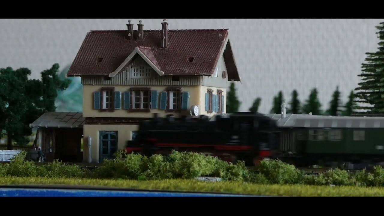 M&auml;rklin 8896 Miniclub BR86 with passenger train on the Z-scale layout of my dad