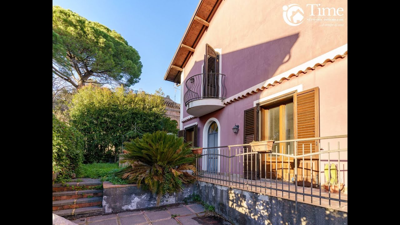 Villa angolare su due livelli con giardino, piano cantinato e p.auto interni - Aci Sant'Antonio V451