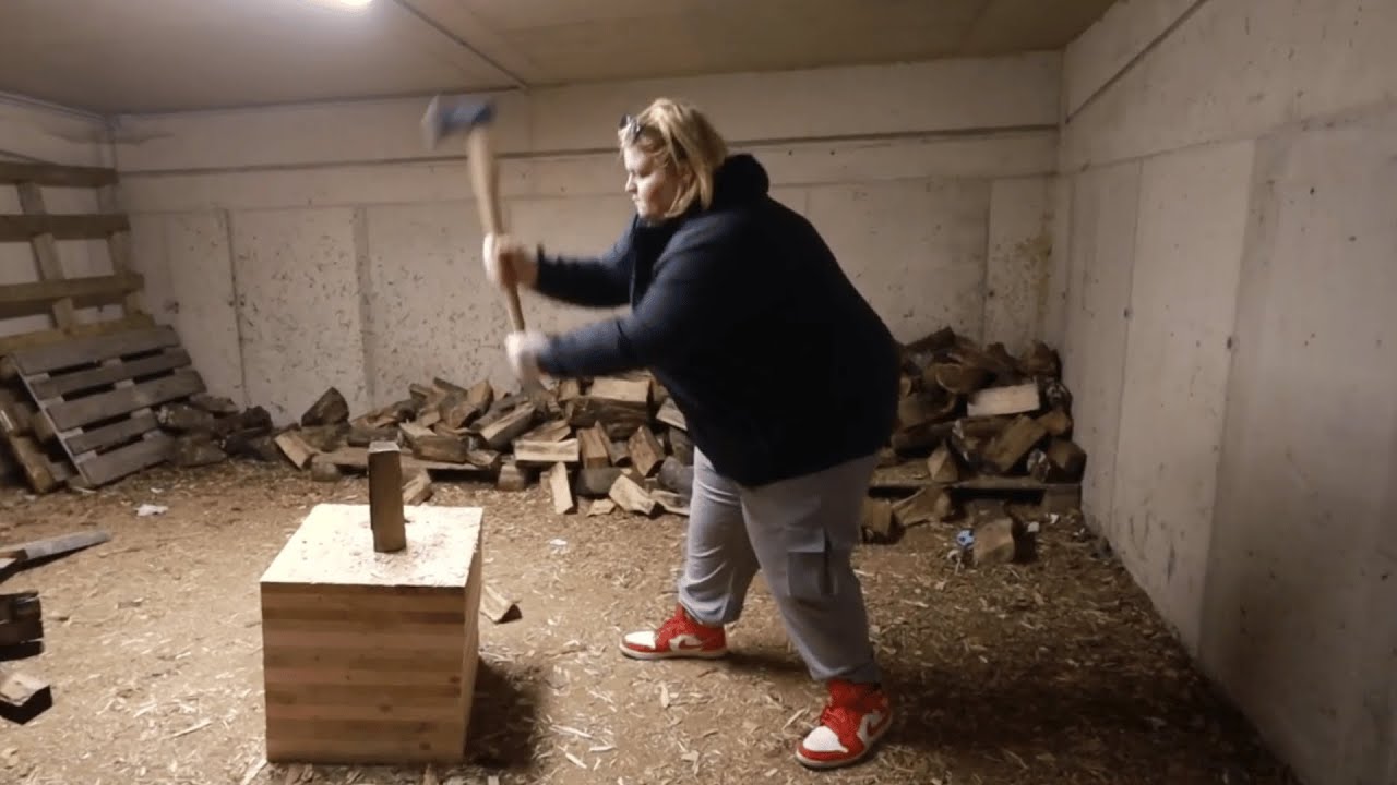 Holz hacken 🪓 mit @Exsl95 @smallcurlyfry und @MEINungenTV