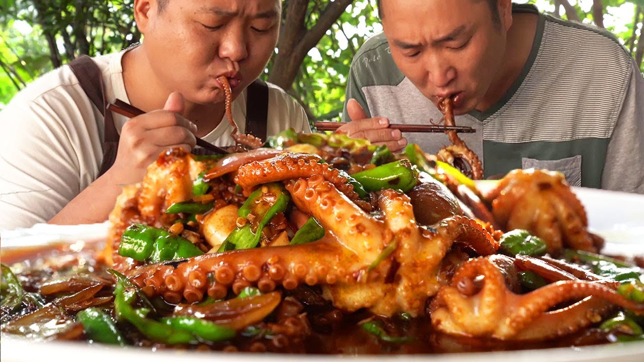 2斤八爪魚，二弟做&ldquo;爆炒八爪魚&rdquo;，香辣爽口，一口一個真過癮【鐵鍋視頻】