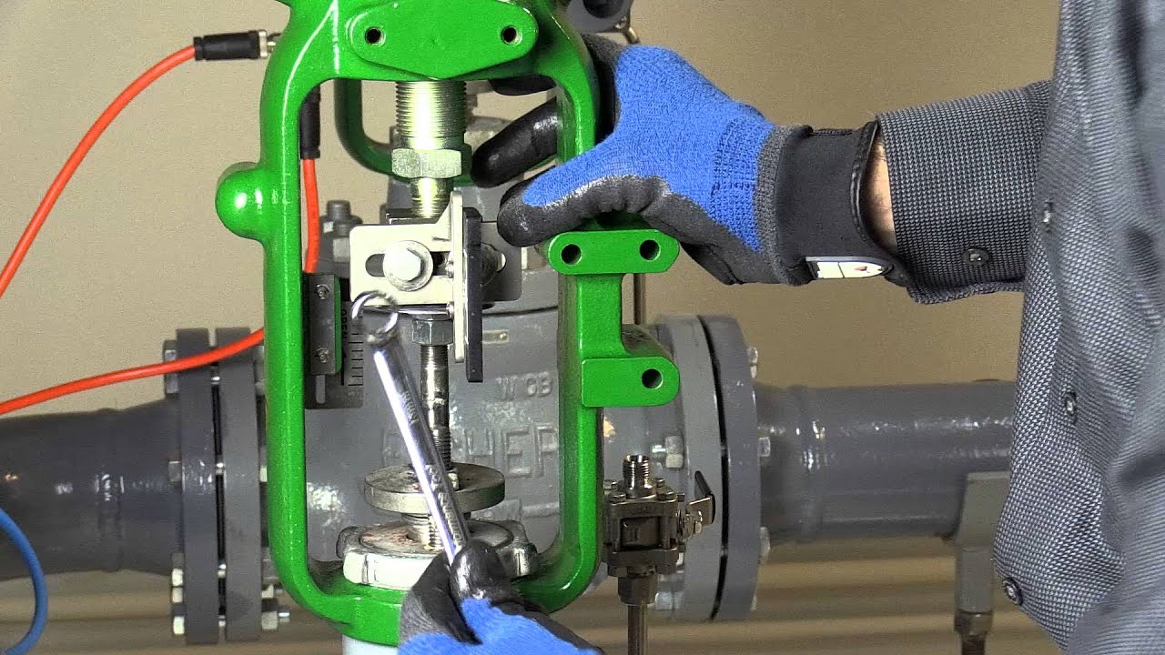 Mounting a Fisher FIELDVUE DVC6200 Digital Valve Controller on a 657 or a 667 Size 40i Actuator