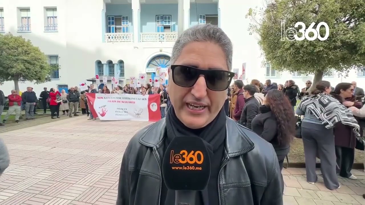 Protesta frente a la escuela francesa debido al aumento de las tasas y cuotas de escolarización.