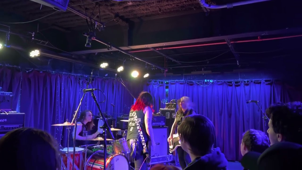 The Venomous Pinks Perform &ldquo;Mantis&rdquo; At The Grog Shop