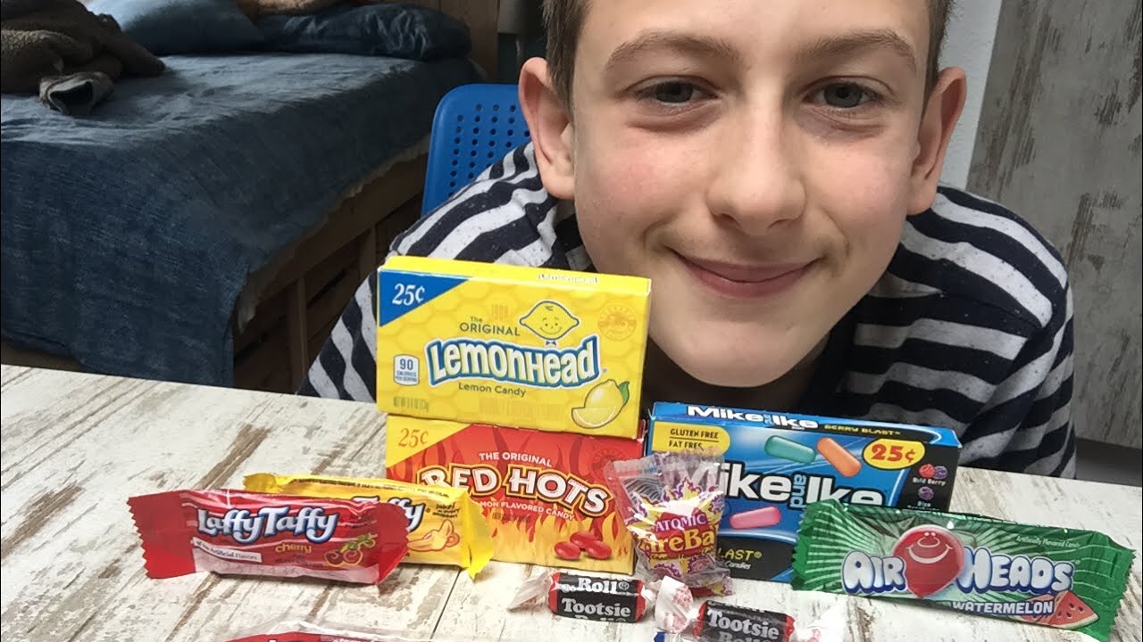 Asmr eating: American candy!*eating sounds*(soft-whisper| lovely asmr s