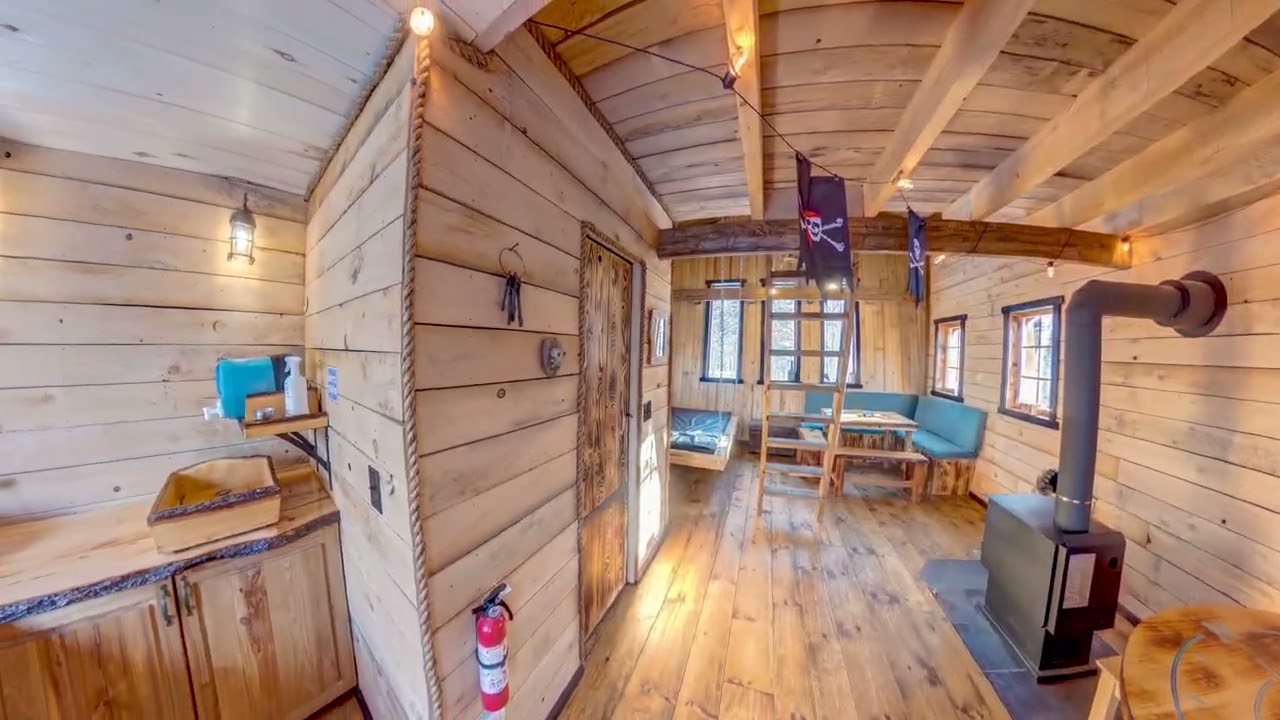 Les Toits du Monde (https://lestoitsdumonde.ca/) - The Pirate Ship