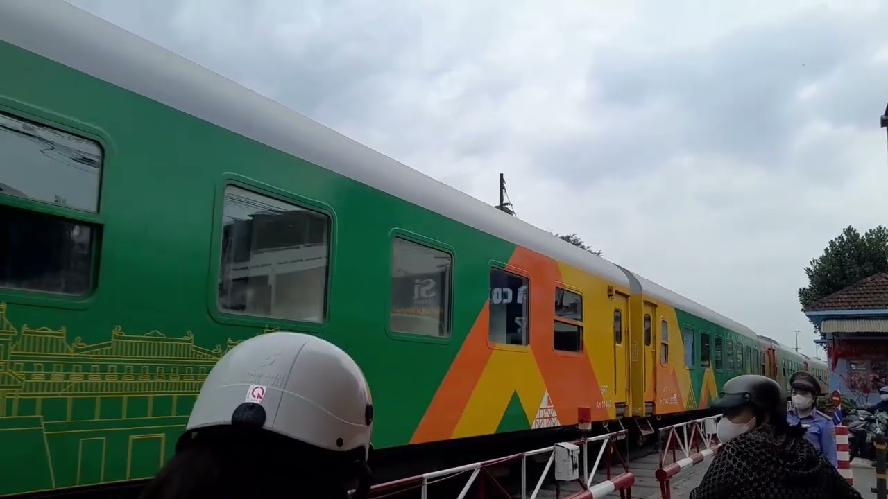 TÀU D19E - 933 🇻🇳 KÉO TÀU SE8 (RAM NHÂN DÂN) VÀO GA LONG KHÁNH (15/02/2026)
