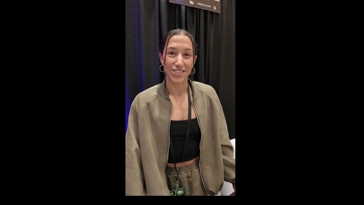 Эбби Болтон — профессиональная участница соревнований по фитнесу IFBB на встрече с участниками ту...