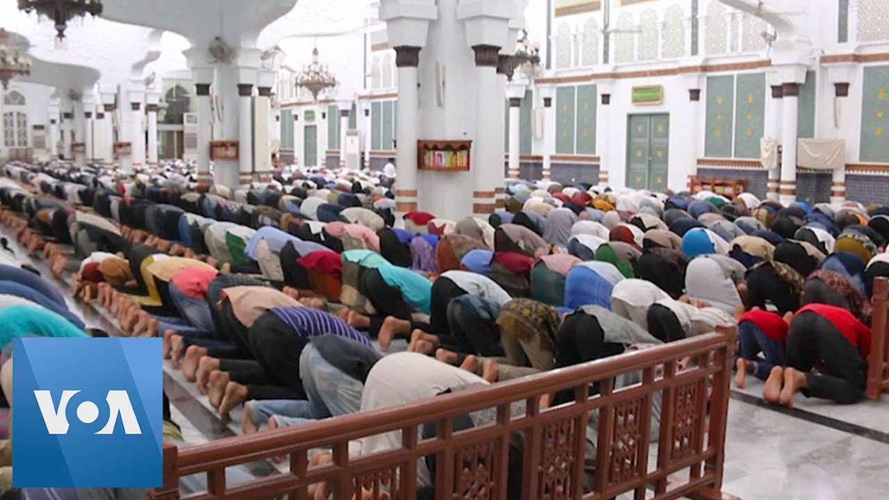 Ramadan: Thousands Pray at Mosque in Indonesia's Aceh