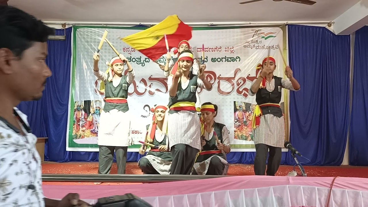 Huttidare kannada nadallli huttabeku dance by giriyamma pu college students.