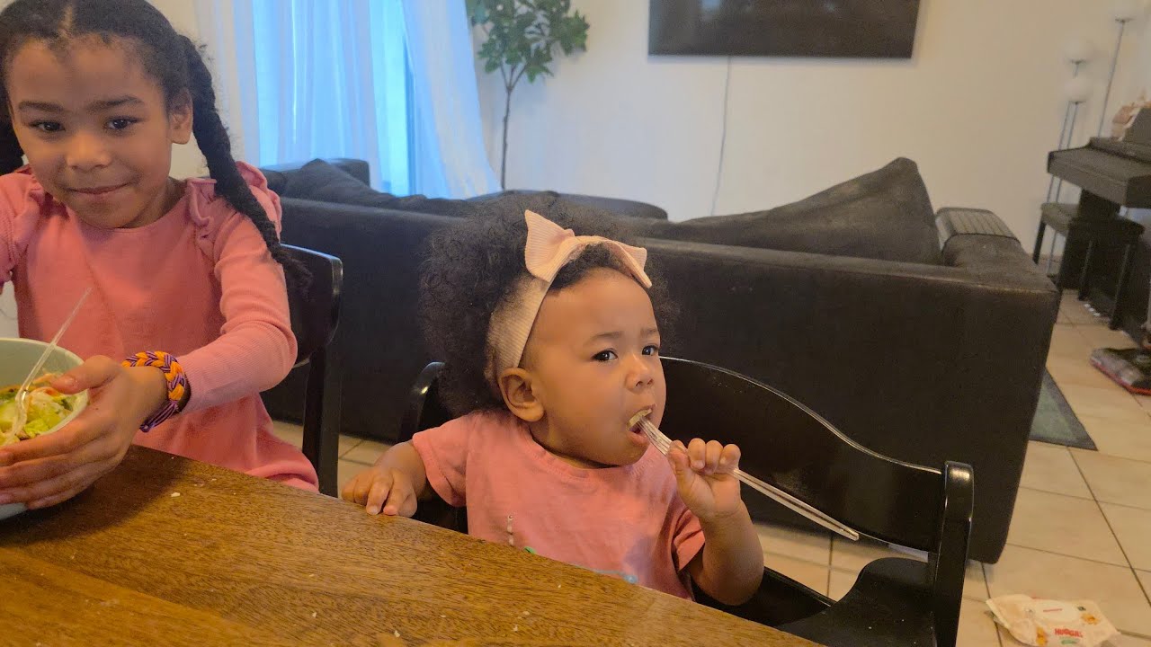 NINE MONTH OLD FEEDING HERSELF !!!!