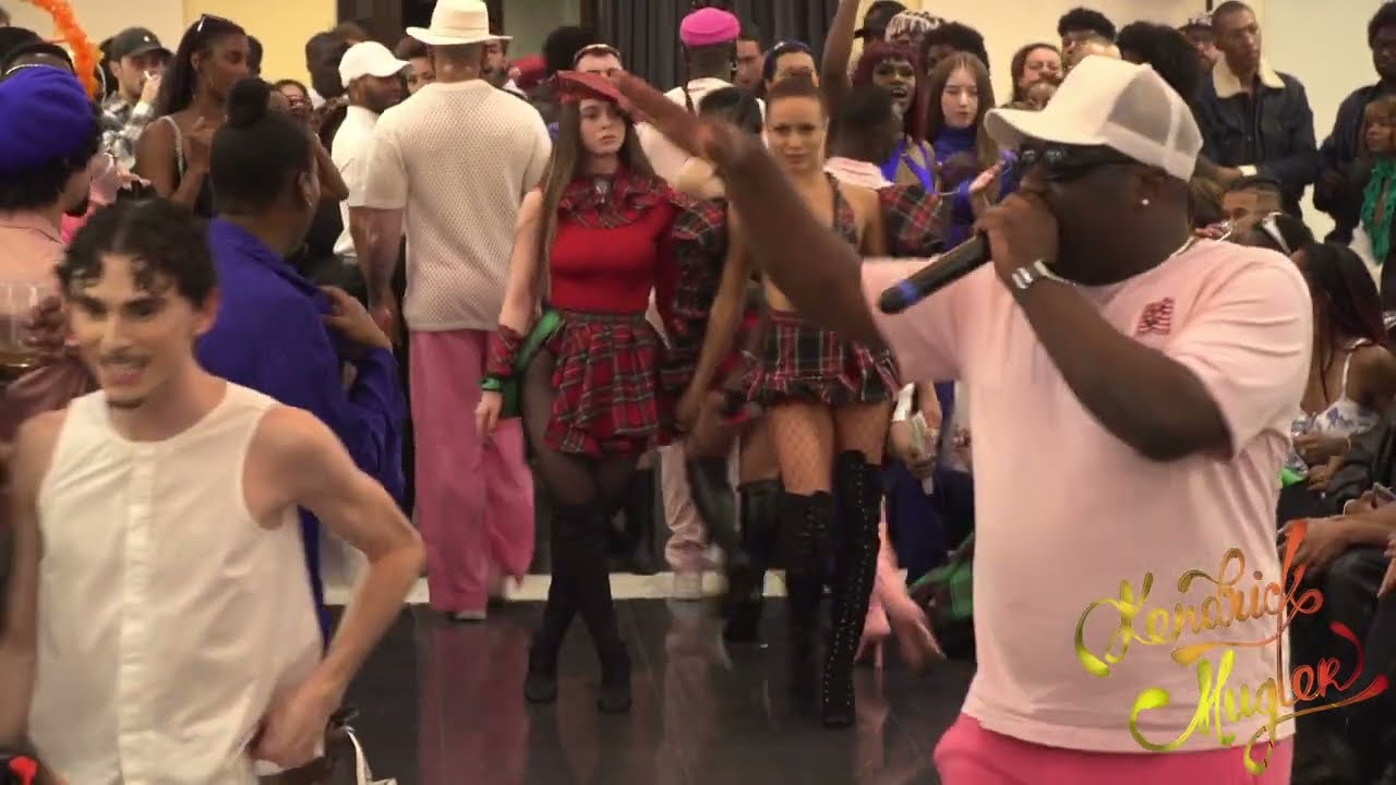 WOMEN PERFORMANCE VICTORIA SECRET BALL