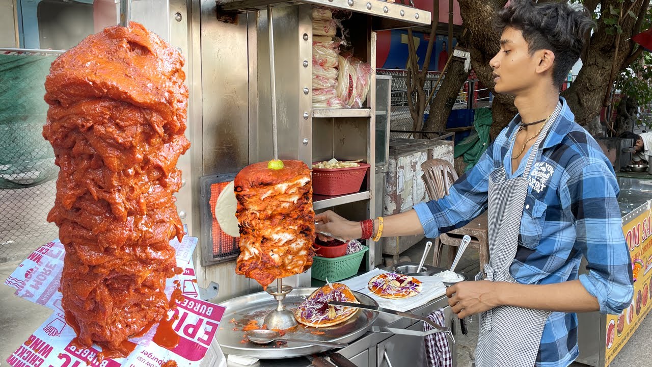 Super yummy Chicken Shawarma in Mumbai street restaurant | Indian street food