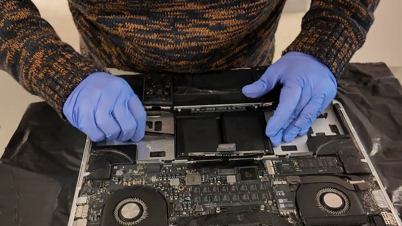 Cómo cambiar la batería de un MacBook Pro de 15 pulgadas de 2015 con un kit de iFixit