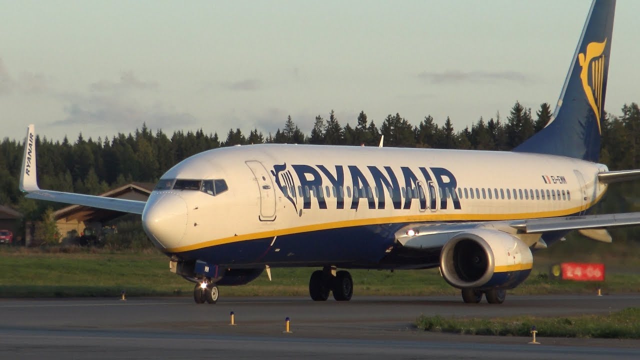 4K | Ryanair Boeing 737-800 & SAS ATR 72-600 at Sunset in Tampere-Pirkkala (EFTP)