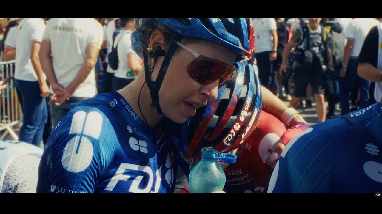 Des sourires dans le bus et Grace Brown à l'avant- INSIDE TOUR DE FRANCE - EP 6