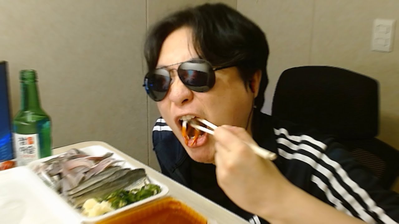 이틀 연속으로 전어 먹는 중독된 사람