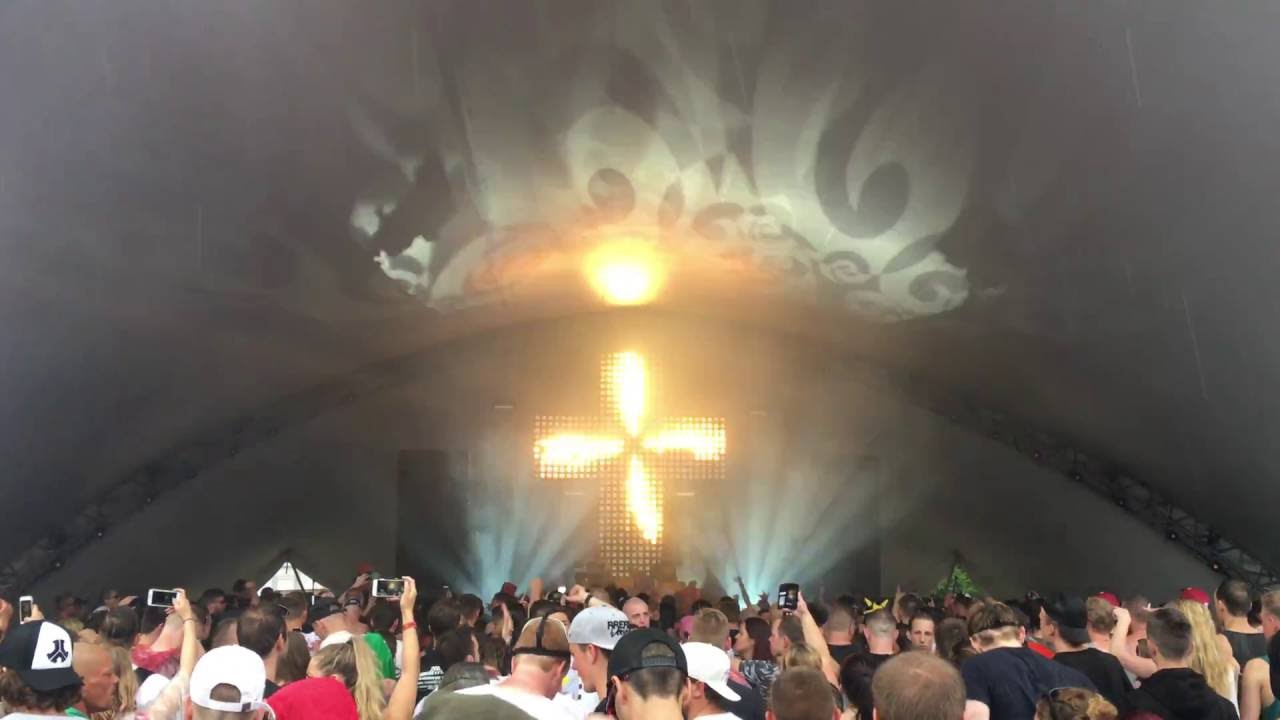 Le Bask (Yellow) @ Defqon.1 Festival 2016