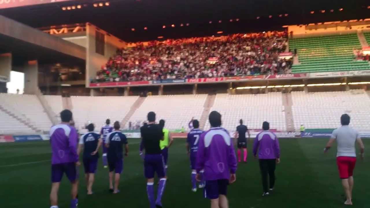 Jugadores del Real Jaén saludan a los aficionados