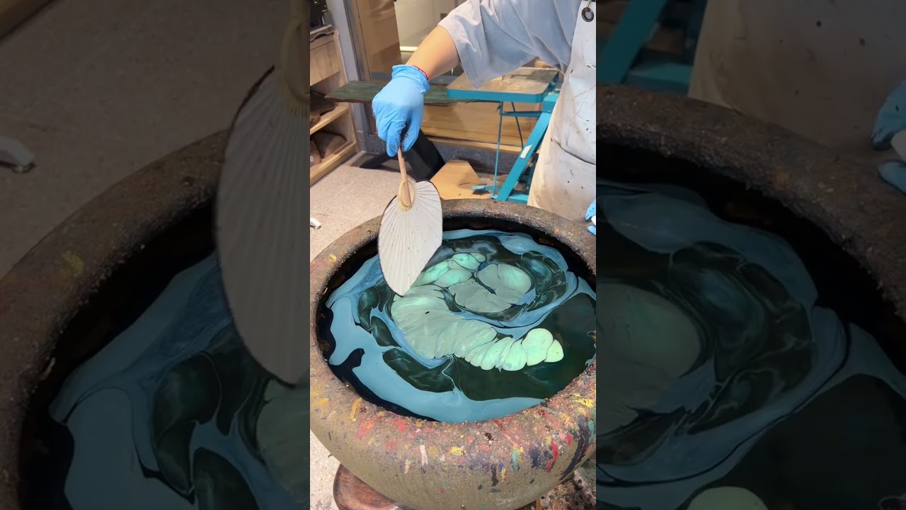 The color scheme of this lacquer fan makes people feel very fresh